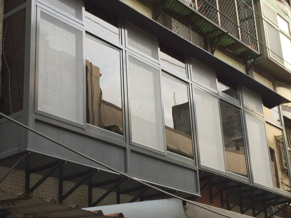 陽台外禿窗 採用大同隔音窗 底座使用掀蓋 可當置物箱 顏色使用特殊色 鐵灰色 屋頂鋁板加草皮桃園市 八德區 介壽路